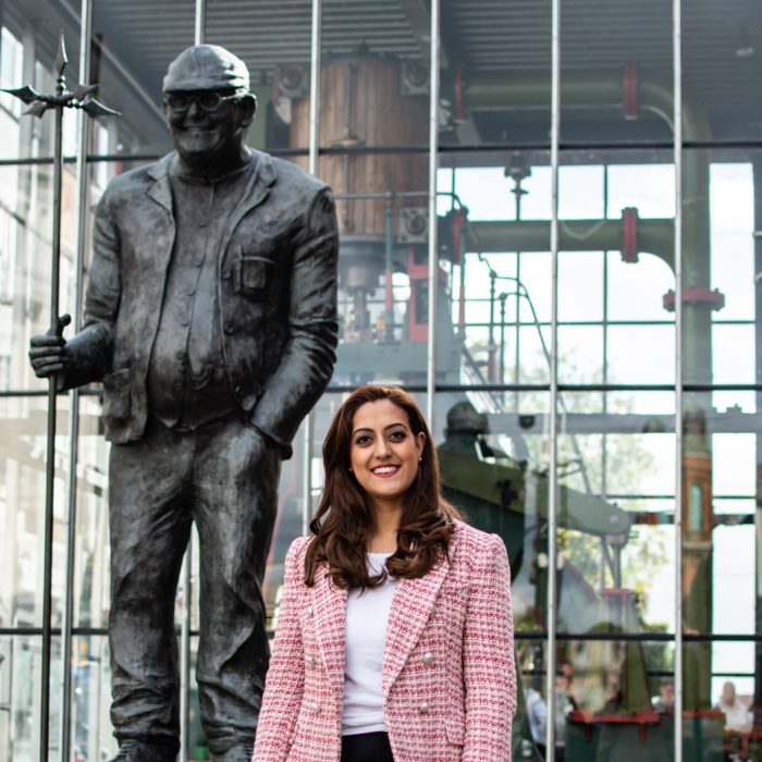 Kirith Entwistle with the Bolton statue of Fred Dibnah